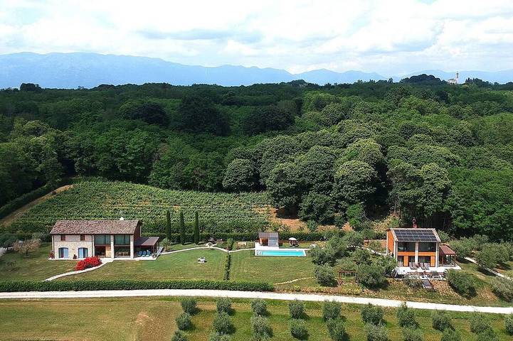 Casa vacanza per 20 persone, con giardino e idromassaggio nonché sauna, con animali domestici in Volpago del Montello