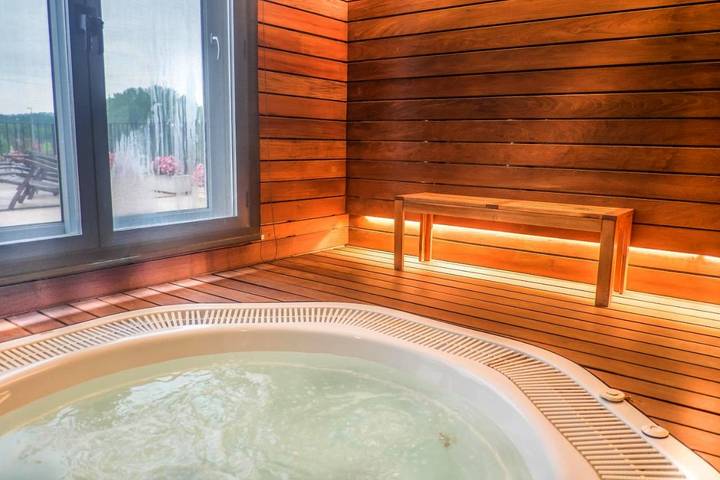 Hotel für 10 Personen, mit Whirlpool und Terrasse sowie Garten und Sauna in Girona
