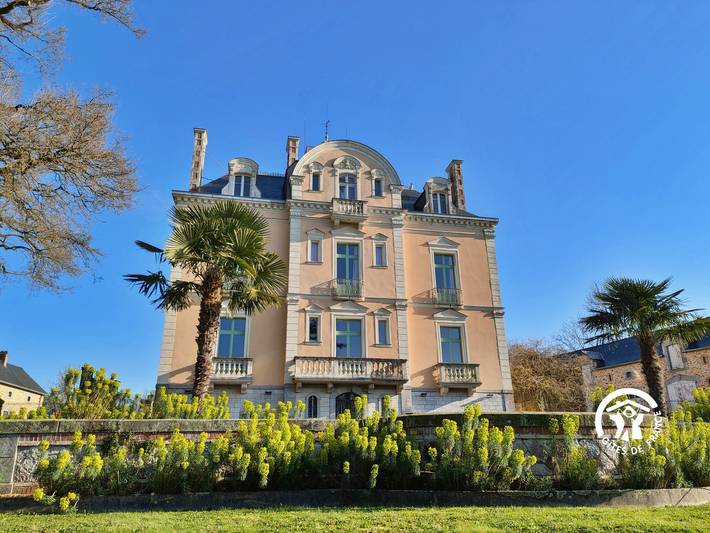 Gîte pour 12 personnes, avec Balcon ainsi que Terrasse et Jardin à Ahuillé