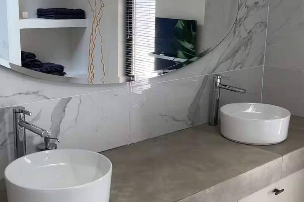 Magnificent villa with swimming pool and jacuzzi in Rognes, Region de Aix-en-Provence