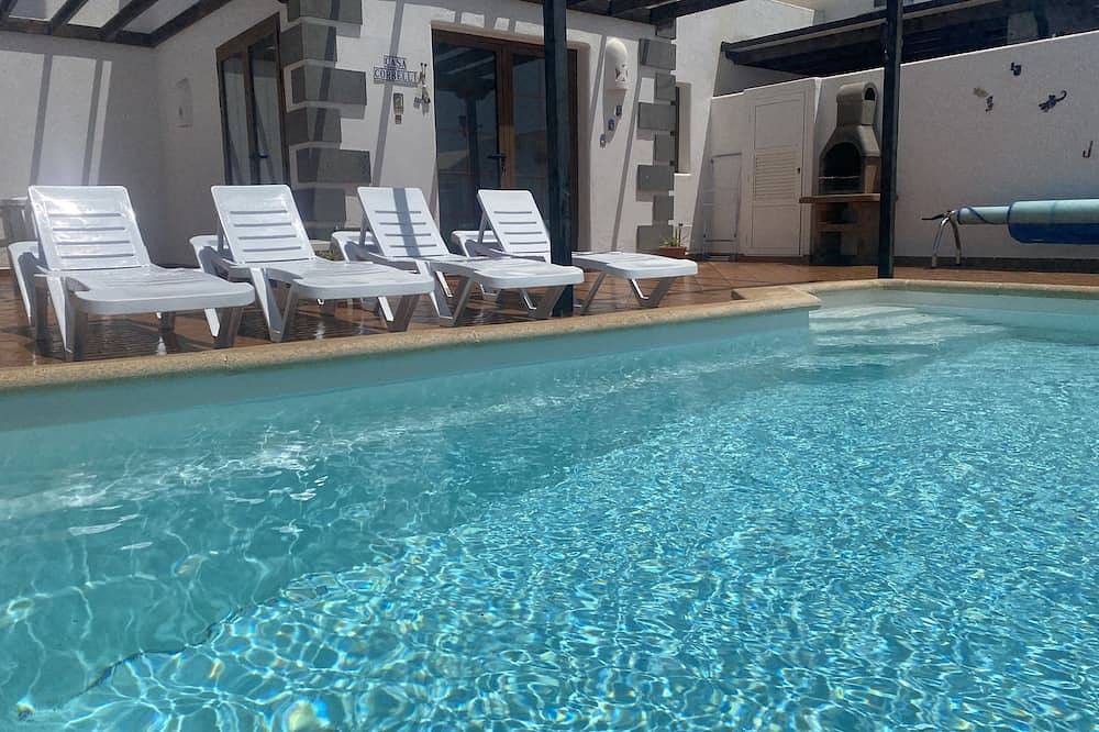 2 Bedroom Villa located 15 minute walk to Playa Blanca Town in Playa Blanca, Yaiza