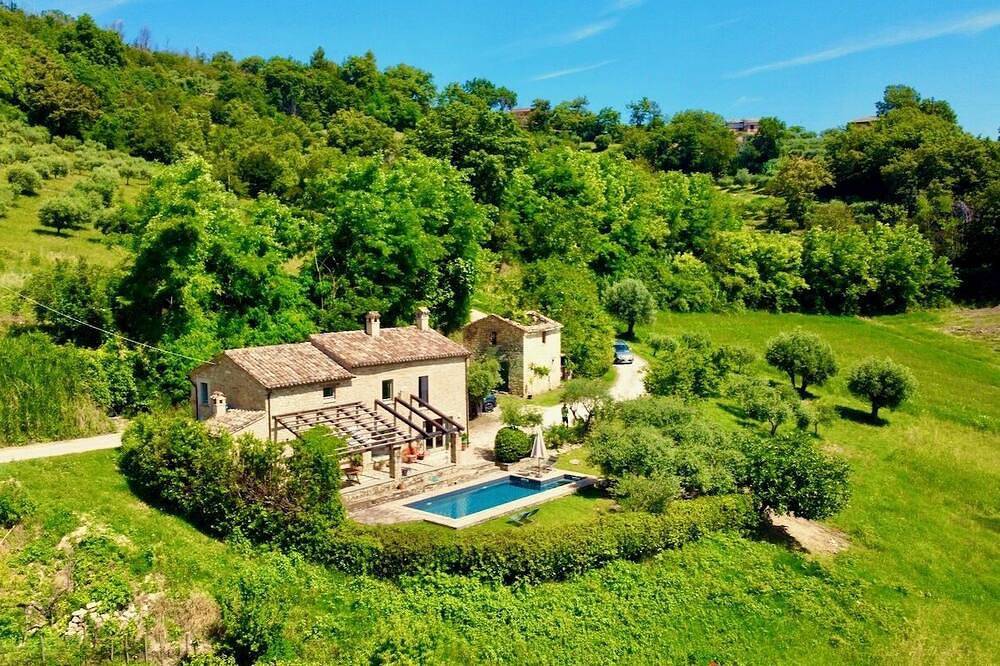 Typical Marchegian charm house, quiet and beautifully located. in Penna San Giovanni, Macerata Provinz