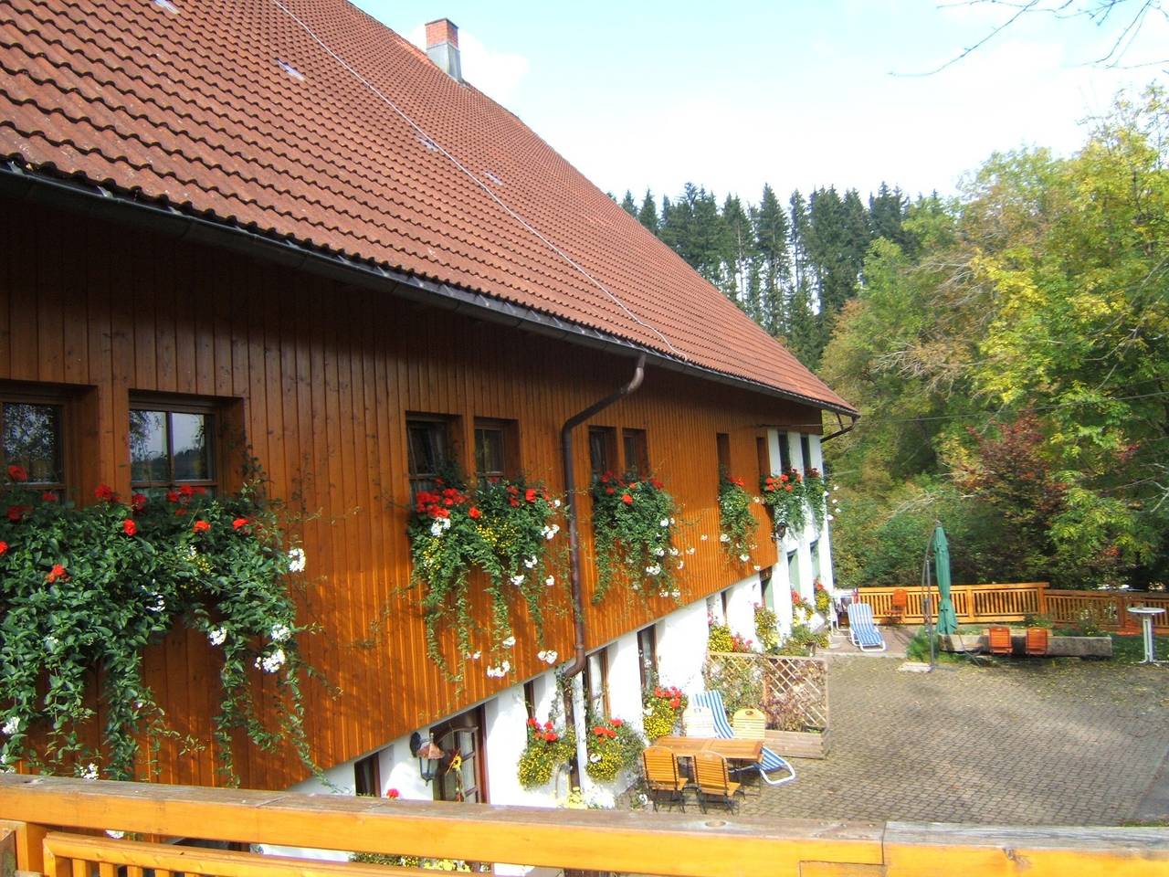 Ganze Wohnung, Apartment „Ahorn“ mit gemeinsamer Terrasse, Garten und Wlan in St. Georgen, Mittlerer Schwarzwald