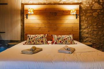 Gîte pour 2 personnes, avec piscine ainsi que jardin et vue à Eygalières