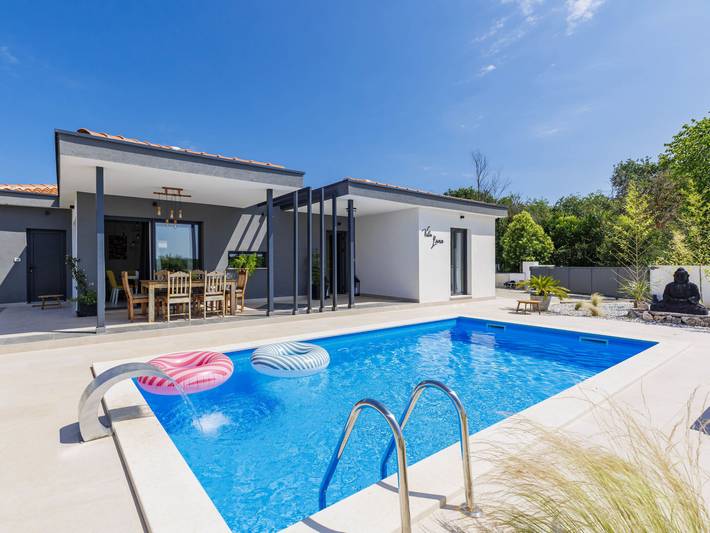 Vacation house for 4 people, with terrace and pool as well as yard, with pets - 1