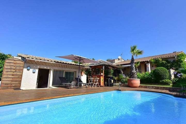 Location de vacances pour 7 personnes, avec jardin ainsi que piscine et vue à Vernègues - 4