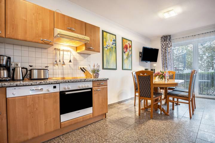 Ganze Wohnung, Ferienwohnung 'Haus Hügel - Wohnung 1' mit Privatterrasse und Wi-Fi in Ostseebad Binz, Binz