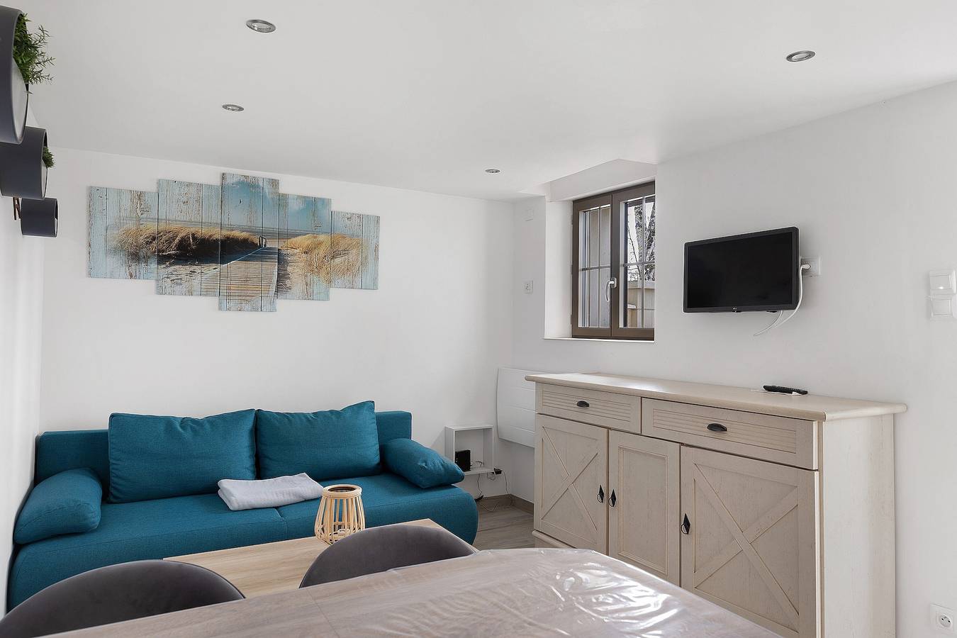 Holiday Home 'Petit Gîte Bleu' with Wi-Fi in Huillé-Lézigné, Loire Valley