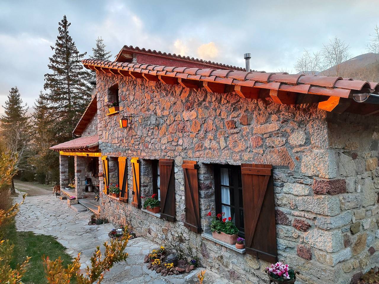 Landhuis 'Rural El Bac' met Uitzicht op de Bergen, Privéterras en Privétuin in Castellar de n'Hug, Catalaanse Pyreneeën