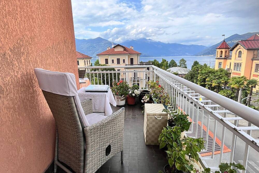 Large downtown Luino apartment with lake views in Luino, Comune di Luino