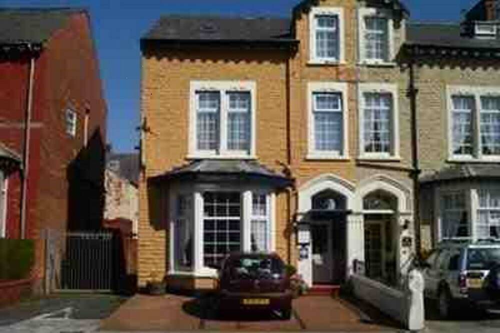 Luxury Villa Near The Winter Gardens with 7 bedrooms and 7 bathrooms sleeps 16 in Blackpool Pleasure Beach, North West England