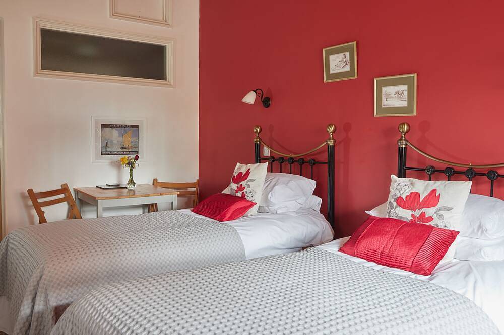 Twin En-Suite Room @ The Dairy Barns in Hickling, The Broads