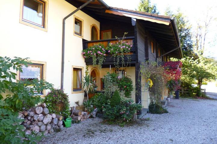 Ferienwohnung für 3 Personen, mit Balkon und Garten sowie Pool im Berchtesgadener Land