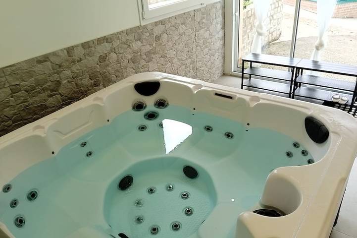 Location de vacances pour 4 personnes, avec Jacuzzi ainsi que Terrasse et Jardin à Bouvigny-Boyeffles