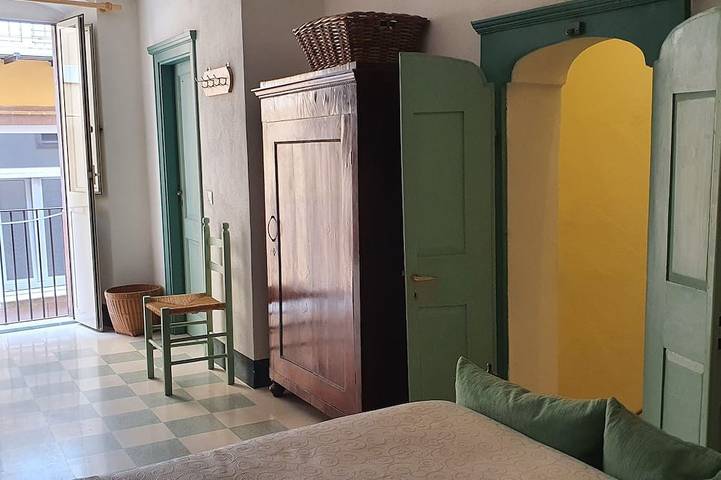 Casa indipendente con ampio terrazzo attrezzato animali domestici sono benvenuti in Bosa, Planargia