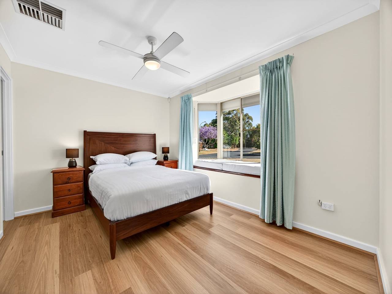 Entire apartment, Spacious 4-Bed House with Private Garage in Mandurah, Western Australia