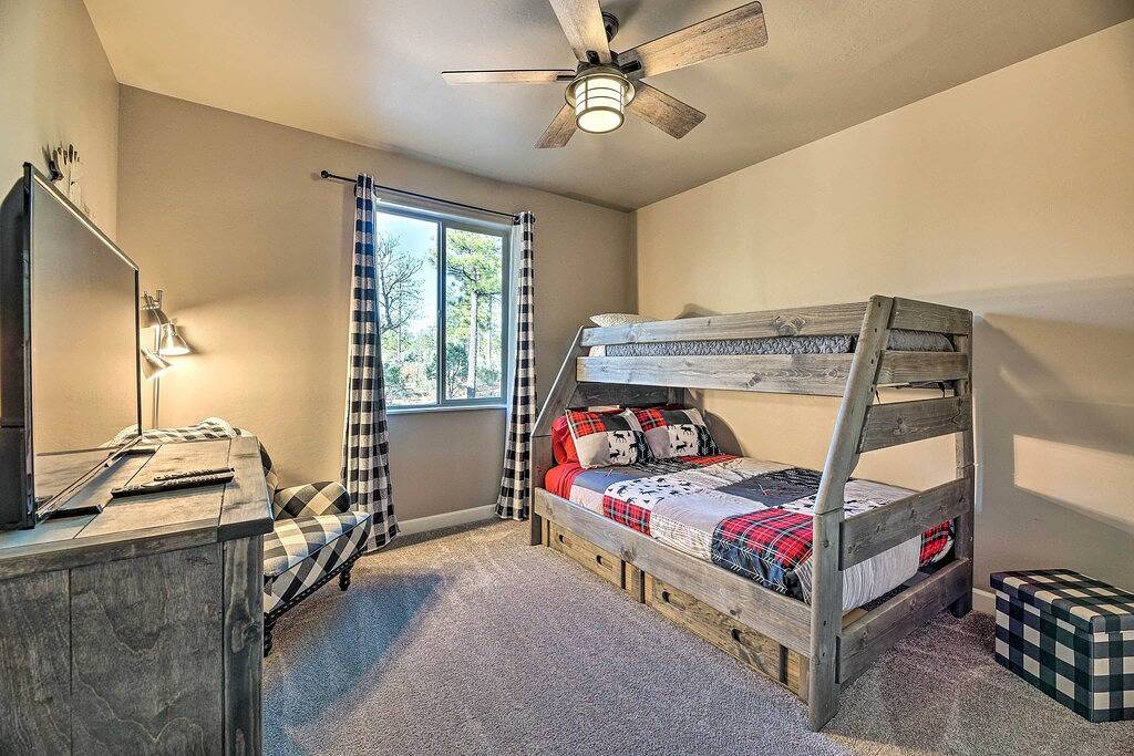 Hot Tub & Ponderosa Views! Luxe Cabin in Lakeside in Navajo County