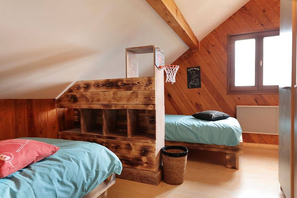 Chalet Spacieux Dans un Quartier Calme et Résidentiel non Loin du Centre Ville in Anould, Saint-Dié-des-Vosges