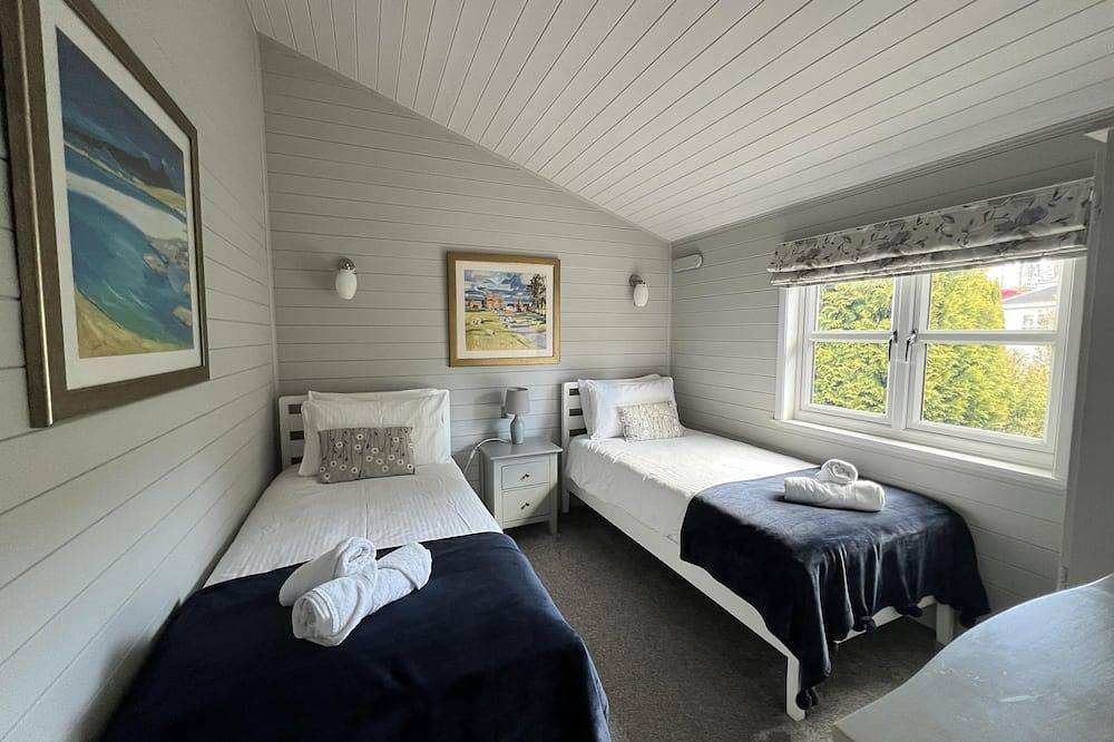 Holly Blue - Cosy wooden lodge, Kippford in Kippford, Dumfries and Galloway