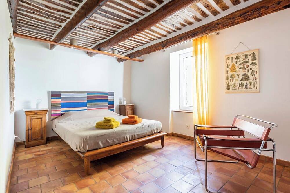 Provencal house with large garden and swimming pool. in Cadenet, Parc naturel régional du Luberon