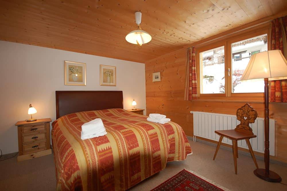 Traditionelles Luxuschalet in der Schweiz in Nähe der Skipisten in Klosters-Serneus, Plessur Alpen
