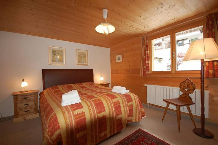 Traditionelles Luxuschalet in der Schweiz in Nähe der Skipisten in Klosters-Serneus, Plessur Alpen
