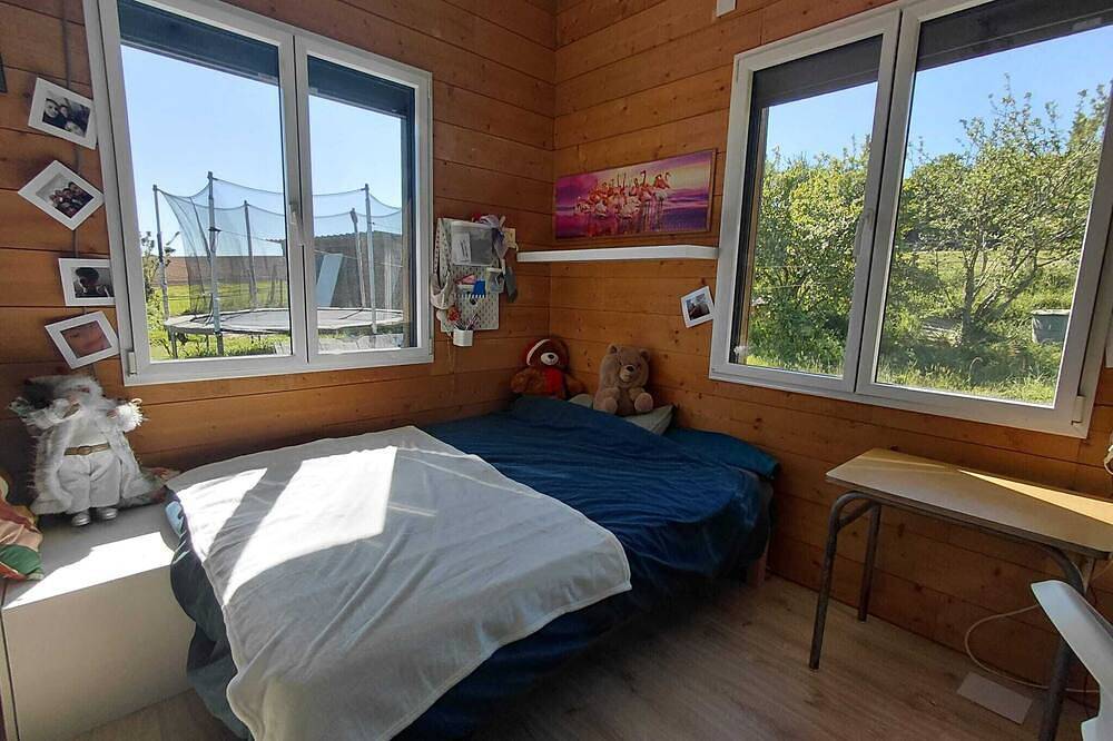 Wooden house with a large deck and a 5-person hot tub, not overlooked in Nivillac, Vannes region