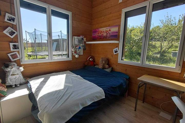 Wooden house with a large deck and a 5-person hot tub, not overlooked in Nivillac, Vannes region