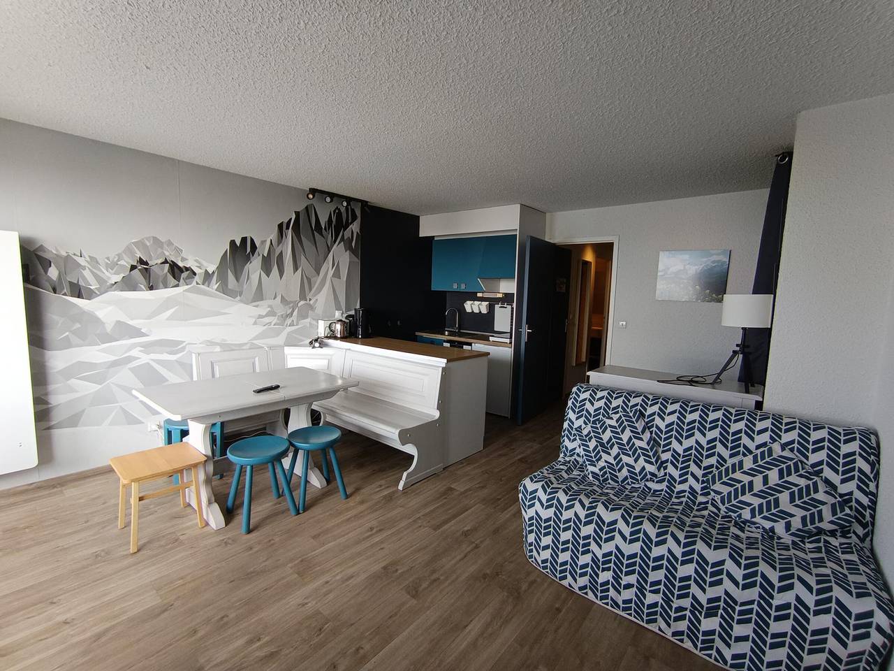 Entire studio, Renovated apartment with balcony and parking, piste view in Montgenèvre, Briançon region