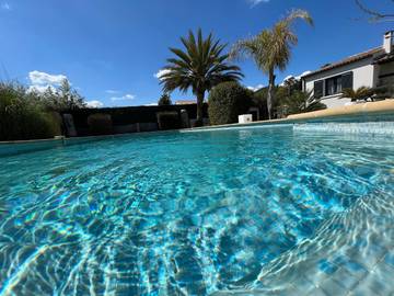 Gîte pour 2 personnes, avec piscine ainsi que jardin et vue à Congénies