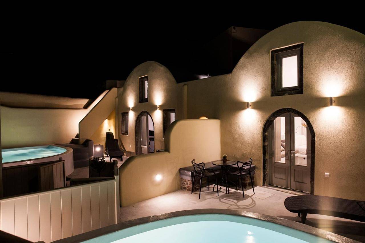 Suite with Private Pool in Tholos, Santorin