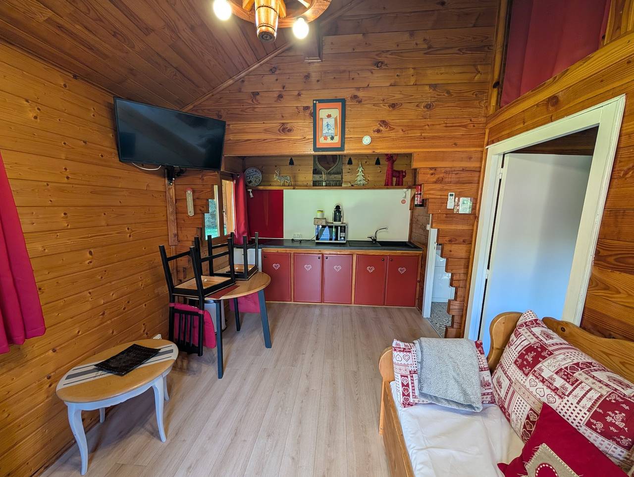 Caravane « Chalet Bouton d'Or » avec piscine partagée in Vaulnaveys-le-Bas, Isère