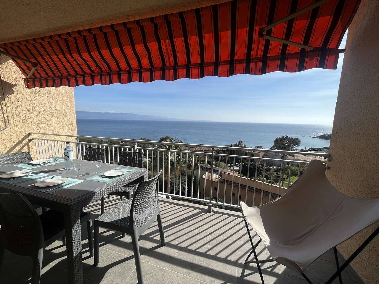 Appartement entier, Charmant studio, climatisé, plages à 350m, grande terrasse in Ajaccio, Région d'Ajaccio