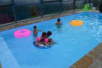 Gîte pour 7 personnes, avec terrasse ainsi que jardin et piscine à Plouhinec (Morbihan)