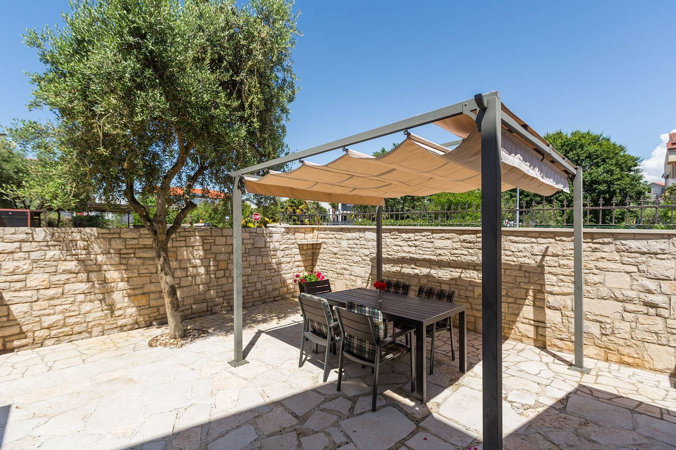 Ganze Wohnung, Helles Apartment nur 250 Meter zum Strand mit Meerblick, Pool, Grill, Waschmaschine in Mali Maj, Grad Poreč