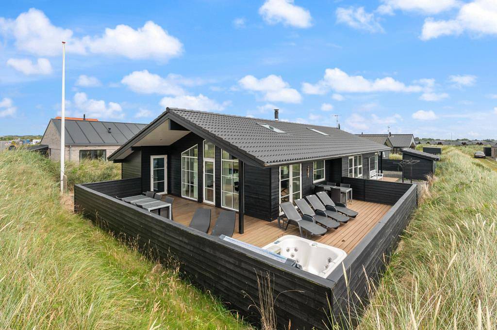 Schönes strandnahes Ferienhaus mit Außenwhirlpool & Sauna in Søndervig, Holmsland Klit