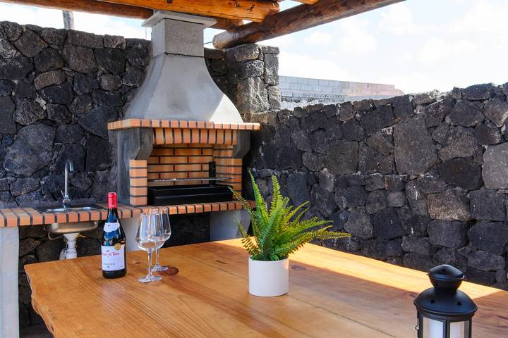 Geräumige Villa "Las Calderetas" mit Bergblick, Wlan, Terrasse & Pool in Mancha Blanca, Tinajo