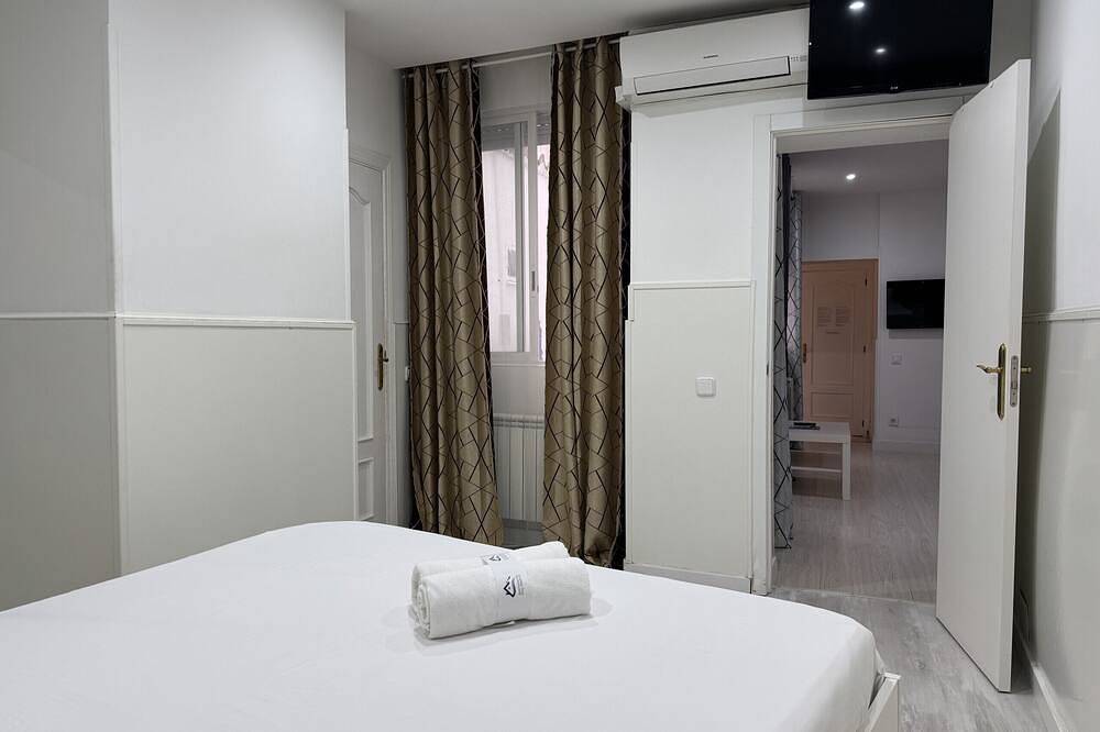 Entire apartment, Beautiful & Comfortable Apartment Gran Vía | 026 in Centro (Madrid), Madrid