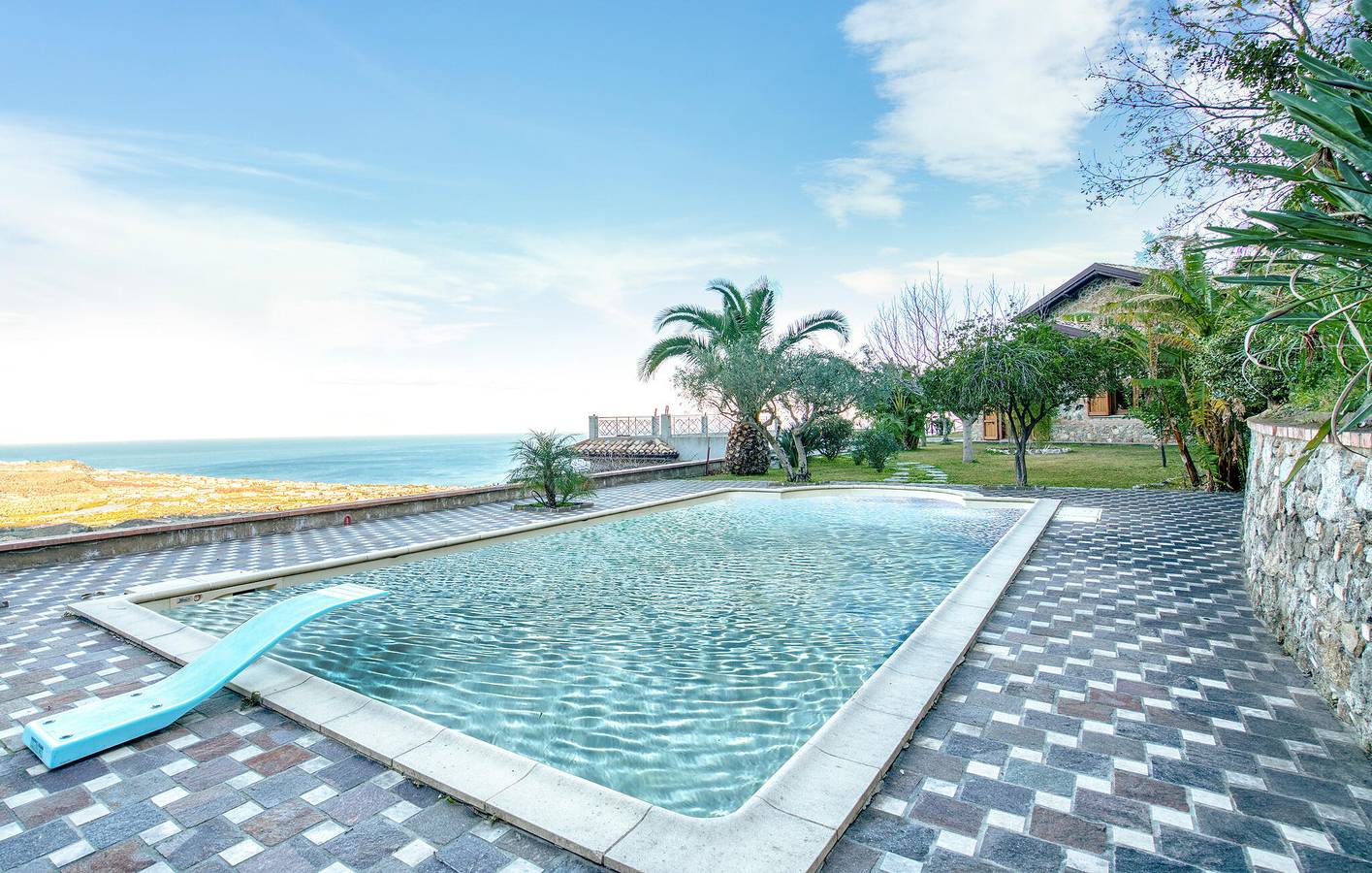 Apartamento con vistas al mar, aparcamiento, piscina y jardín in Montepaone, Provincia de Catanzaro