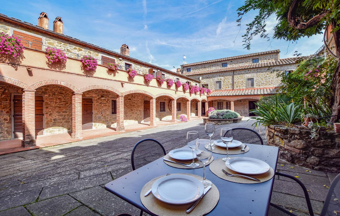 Entire holiday apartment, Luxury Apartment with Pool, AC & Parking - Metelliano 600m in Metelliano, Arezzo Province