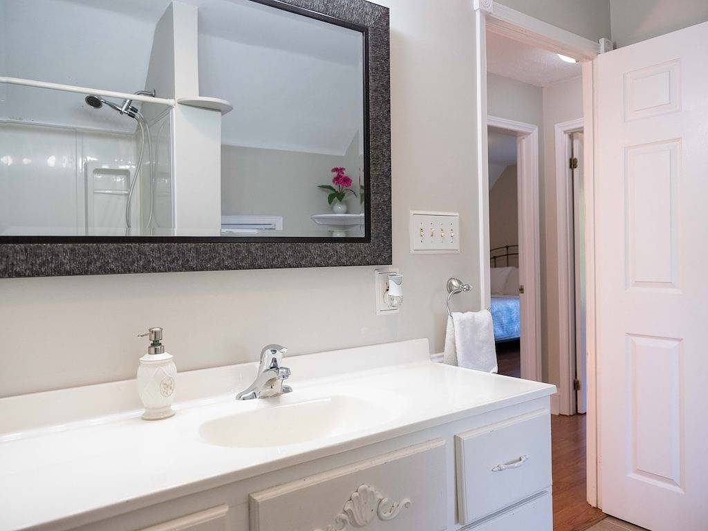 Maple Leaf House - zu Fuß zu den Wasserfällen und der Innenstadt! -Lizensierter Verleih in Niagara Falls, Niagara Fälle