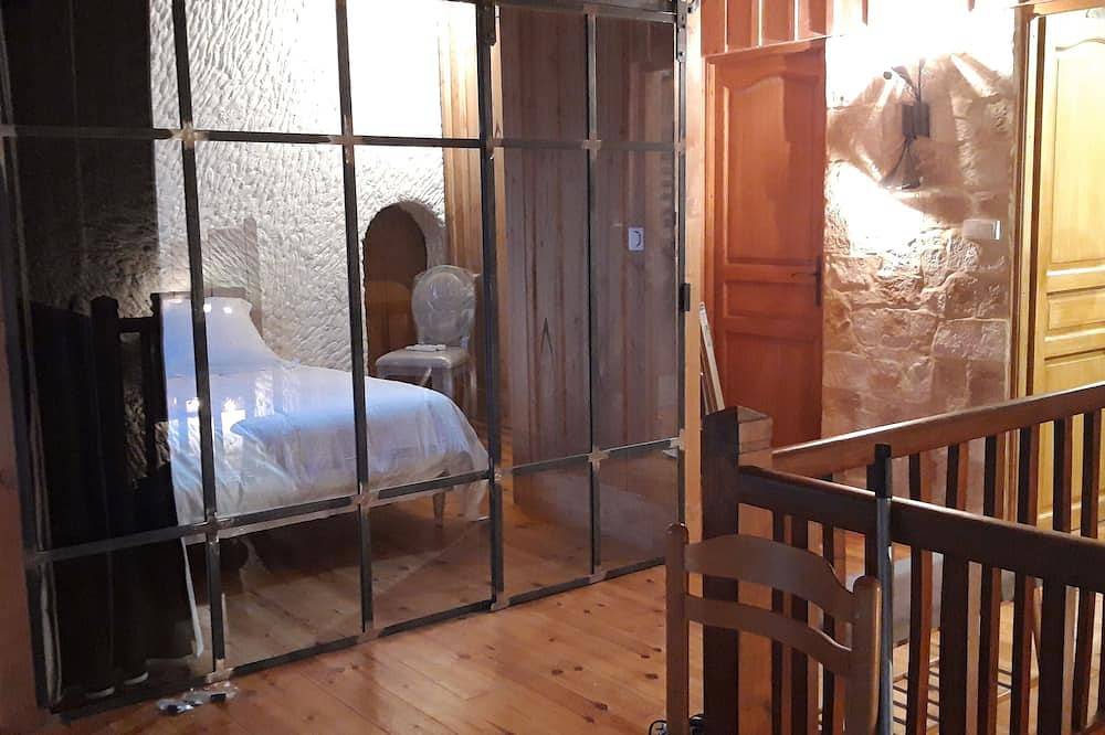 Stone house in a quiet park, 20 minutes from St Emilion and Bordeaux in Saint-Romain-la-Virvée, Libourne und Umgebung