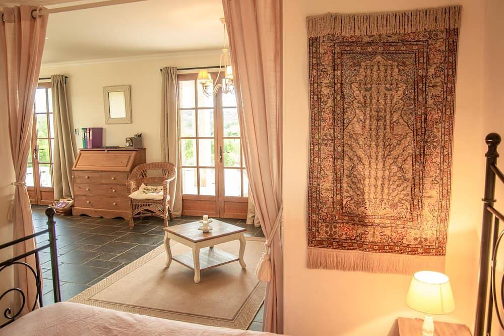 Fine studio with large terrace and views in Cajarc, Macizo Central