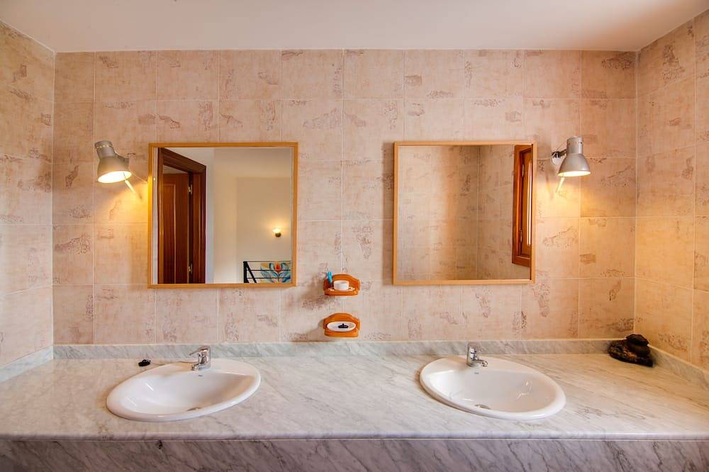 Duplex B13 in a quiet complex with swimming pool 150 m from the sea in Haría, Lanzarote
