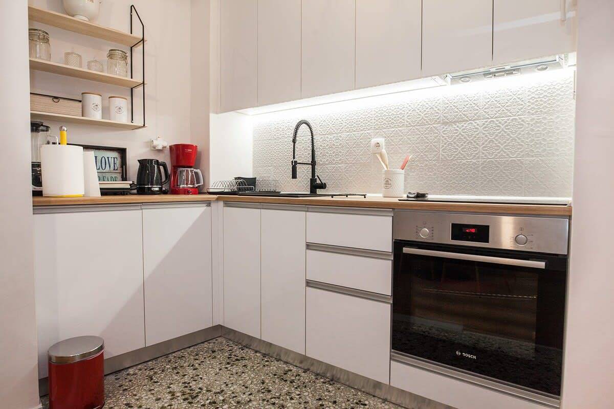 Entire apartment, Sleek & Modern Apartment Near Metaxourgeio in Central Section of Athens, Athens