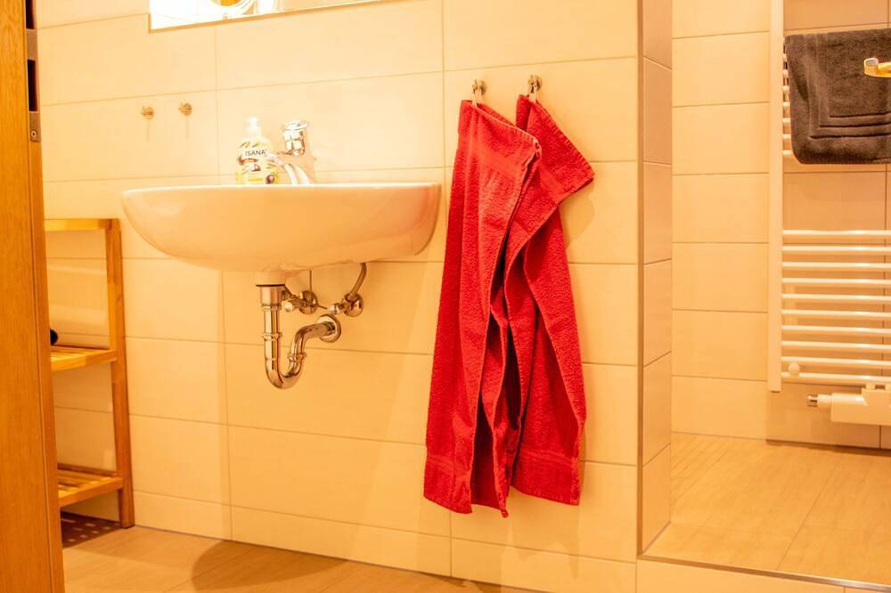 Ganze Wohnung, Ferienwohnung am Fuße des Schlosses - Fh/Fewo max 4 Erw.+1 Kind(3Jahre),Balkon in Wernigerode, Harzvorland