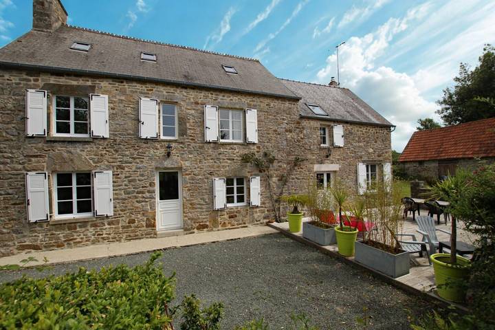 Gîte pour 8 personnes, avec jardin et terrasse, animaux acceptés à Besneville