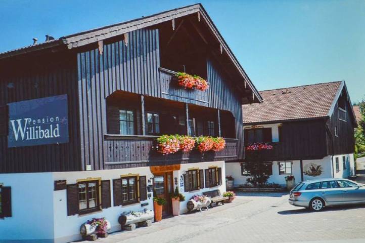 Ferienhaus, mit Balkon und Terrasse sowie Garten und Sauna in Wackersberg