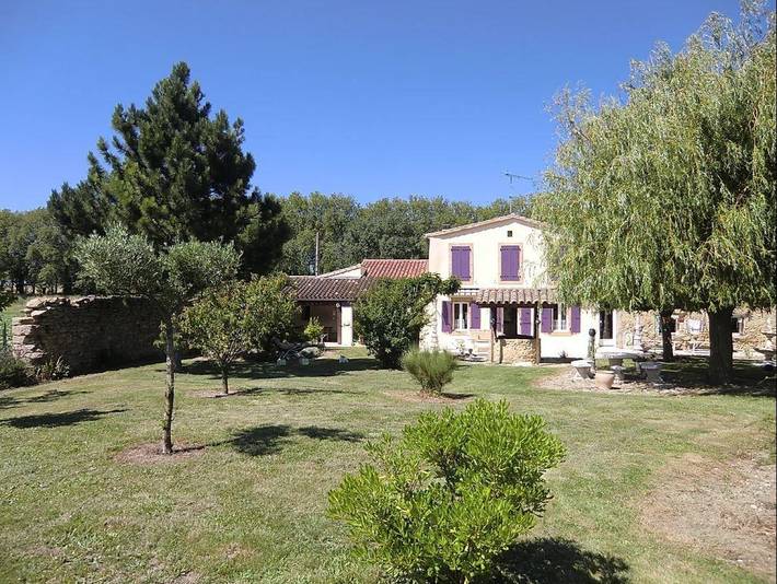 Gîte pour 6 personnes, avec Jacuzzi et Terrasse ainsi que Jardin et Piscine