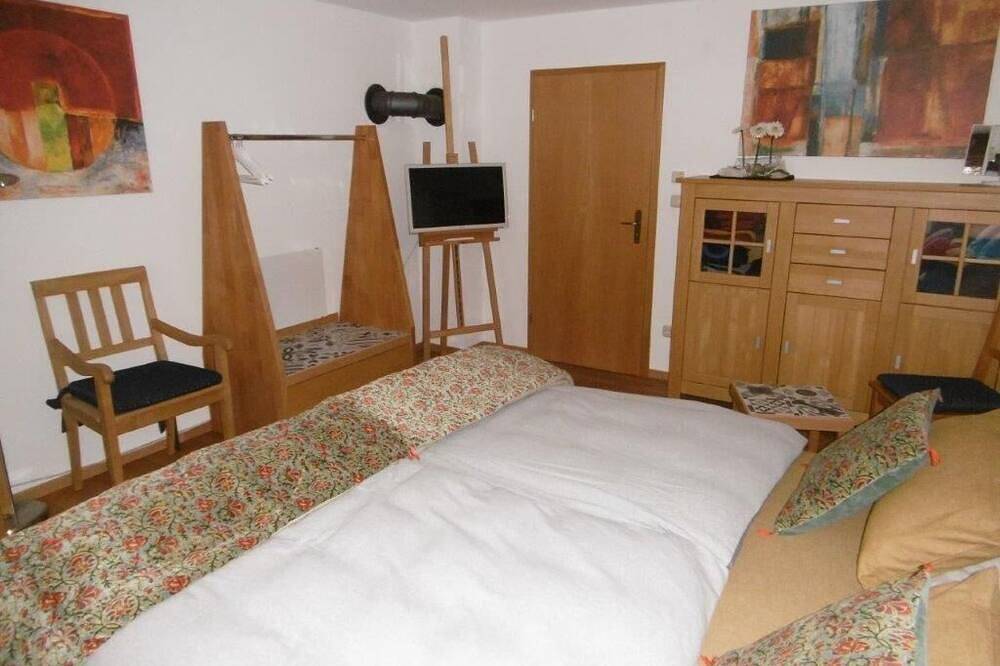 Ganze Wohnung, Ferienwohnung (75qm) mit Außenpool in Tauberbischofsheim, Stuttgart Region